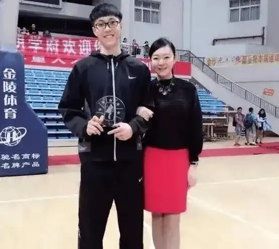 胡明轩妈妈寺庙祈福!