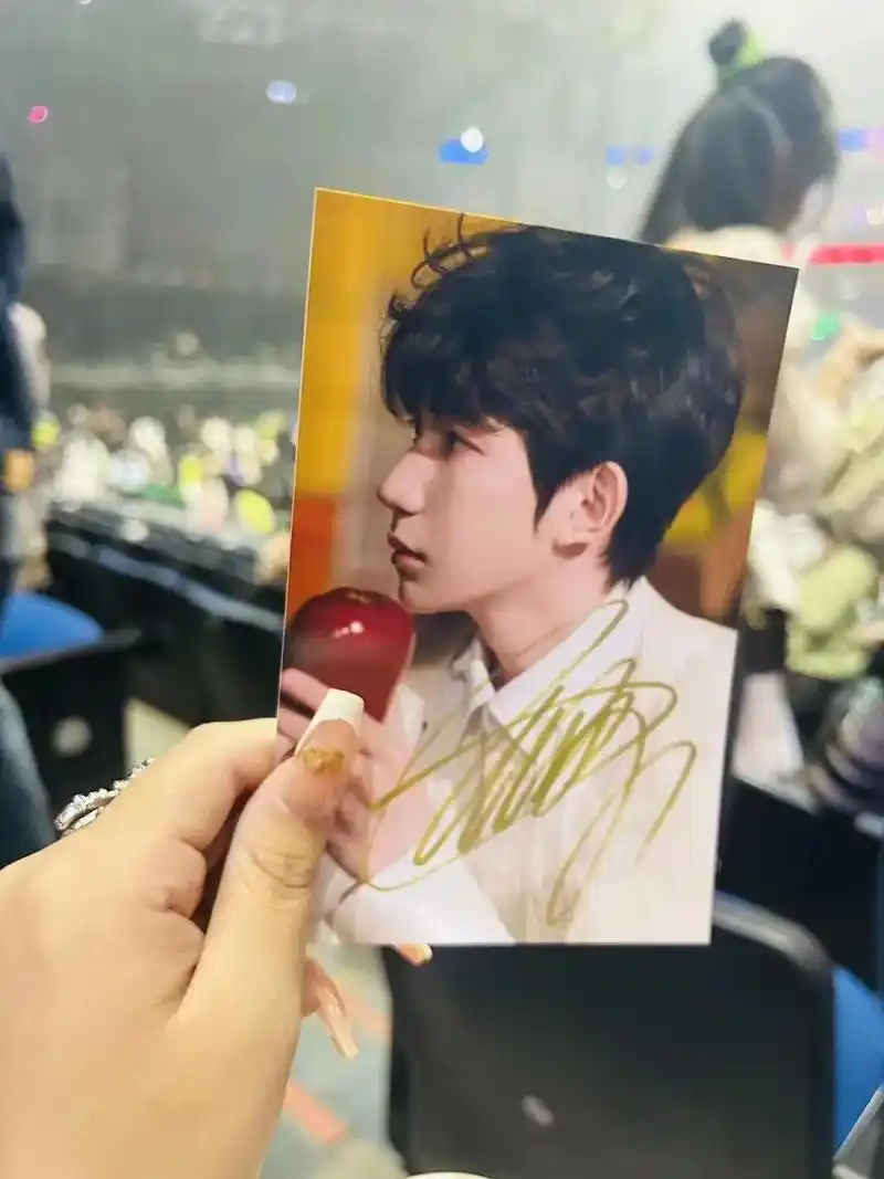 王源演唱会签名照.出王源演唱会亲笔签名 价格便宜欢迎问价#王 - 抖音
