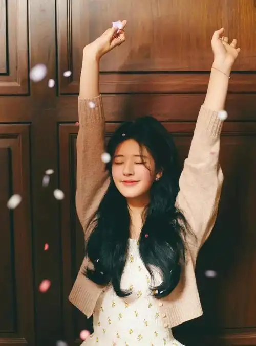 赵露思吊带装,甜美可爱,楚楚动人!__财经头条