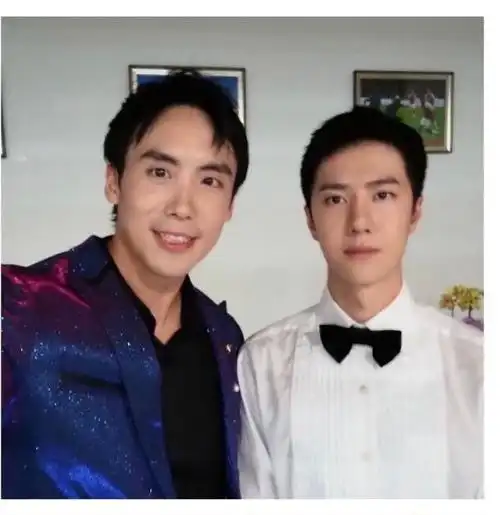 李易峰发了王一博拍的大合照_腾讯新闻