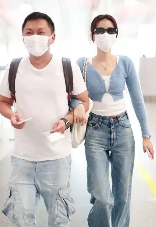 孙怡走机场真放得开,穿露脐装手挽经纪人,董子健也不管管