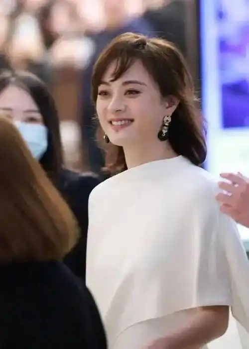 炸裂屏幕,孙俪最新绝美亮相,嘴角痦子很醒目!梦回甄嬛的感觉!