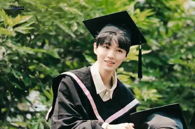 今天是王俊凯毕业一周年##王俊凯拍毕业照一周年