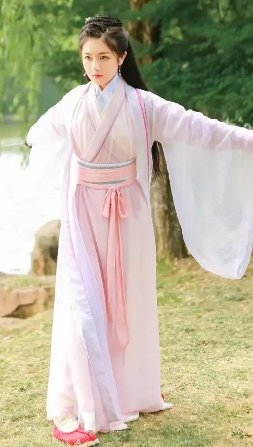 古装之后,连像是漫画一样的腰身,她也能够展现出来,而且在这个造型当