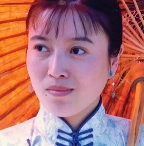 得知孙红雷的困境后,丁嘉丽毫不犹豫地决定前往医院探望他.