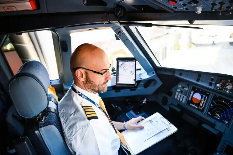 开挂的人生不需要理由 看西班牙天才机长玩转音乐&飞行