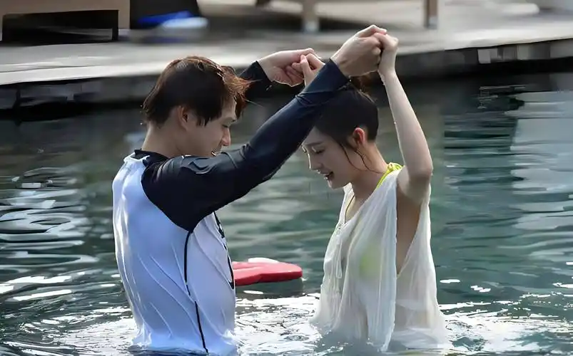 原创李沁为何还单身看到她和魏大勋的泳装照后网友一般人不敢娶