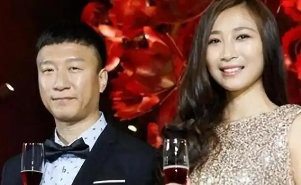 孙红雷为了守护与他年龄相差甚远的妻子的心,确实付出了极大的努力与