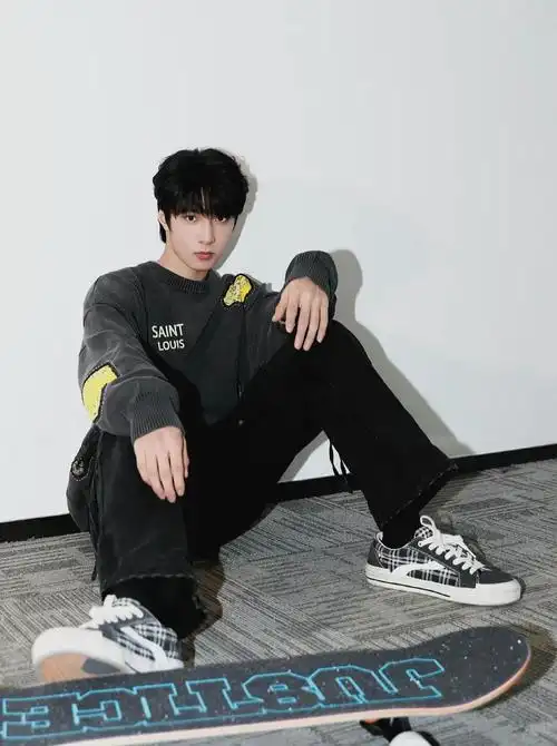 张真源:o,高二十八班,校草,学霸,张氏集团公少爷,温柔(只对自己人),男