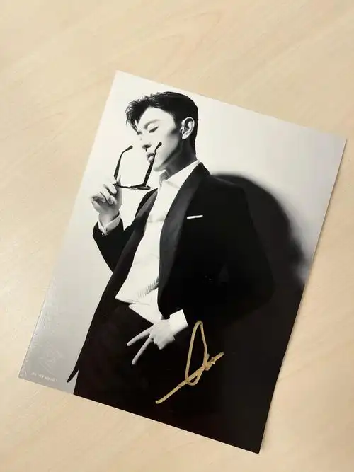 邓伦971亲笔签名(他没签我选的照片,选了这张)972可可爱爱的绿色