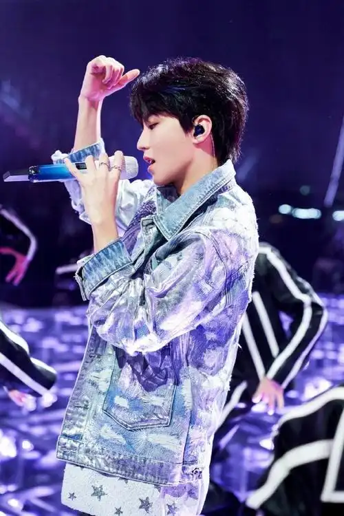 王俊凯殷秀梅合唱向着光#  王俊凯百花迎春舞台预告照9615  将