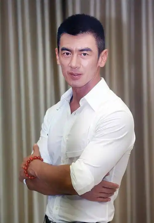 "特种兵"任天野我们心中的"硬汉男神"_肌肉_道路_身材