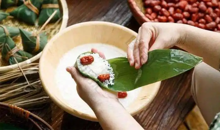 包粽子图片