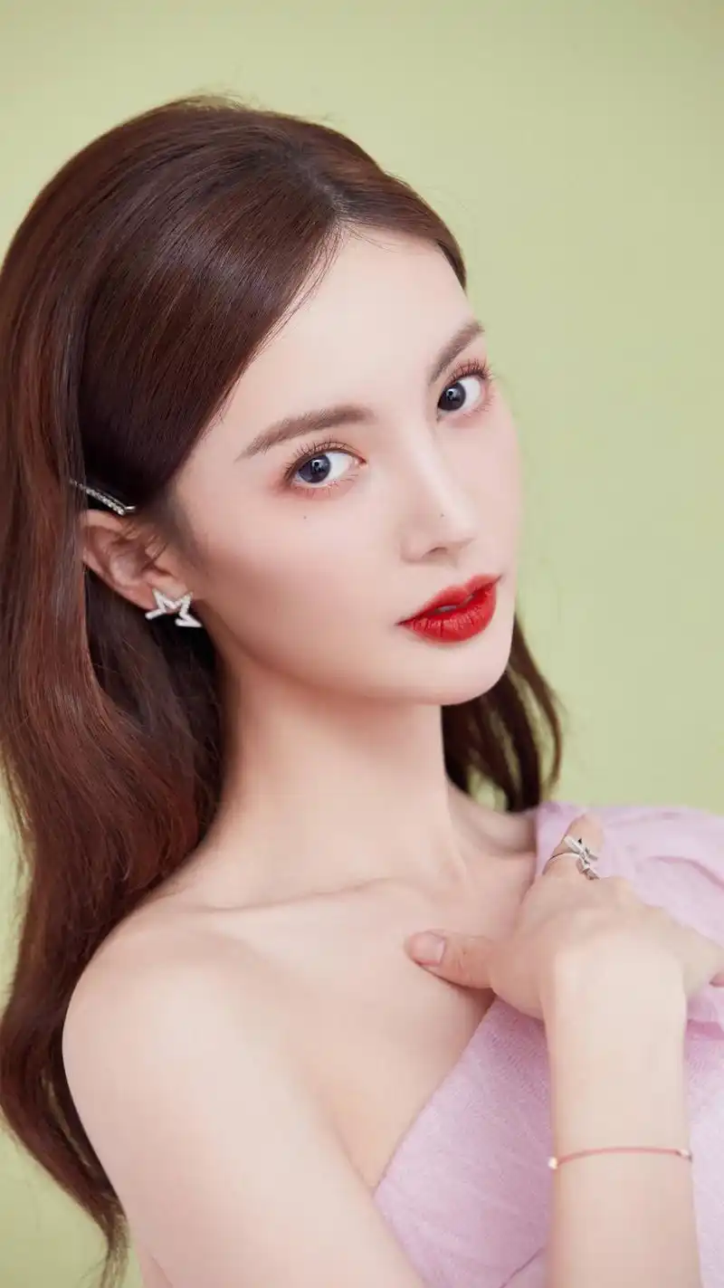 演员金晨,又仙又酷的姐姐,天仙又下凡了,来欣赏美美哒照片吧