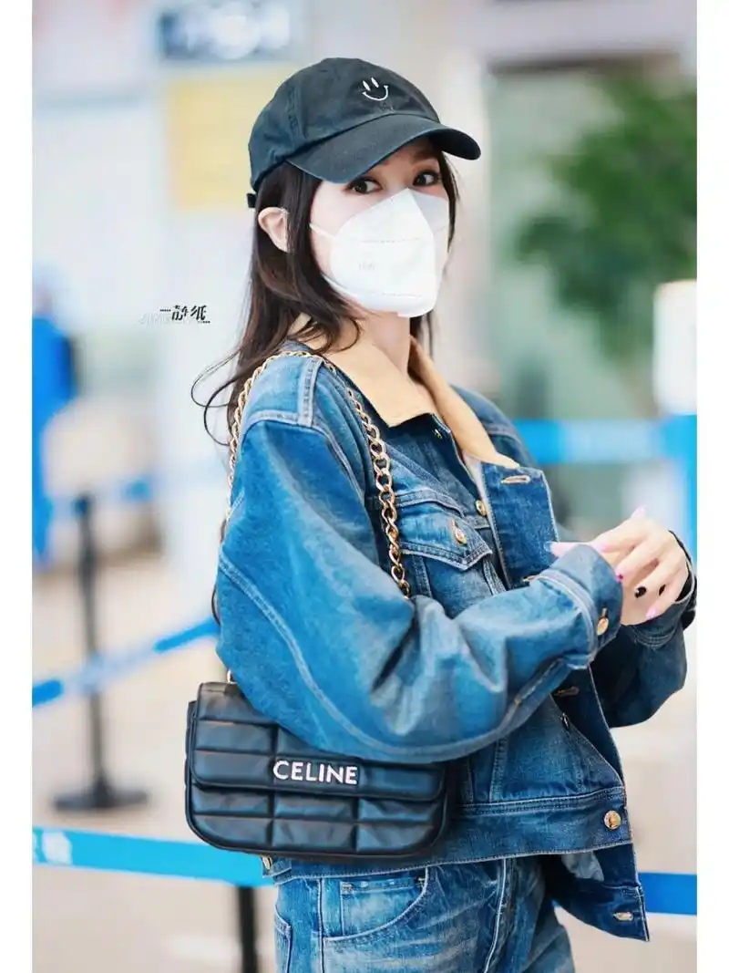 唐嫣今日第二套机场穿搭,水洗牛仔夹克搭配直筒牛仔裤与黑色棒球帽,肩