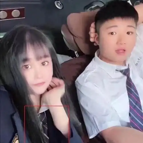 赵本山女儿球球与男孩合影引发网友讨论,这是男女朋友关系吗?