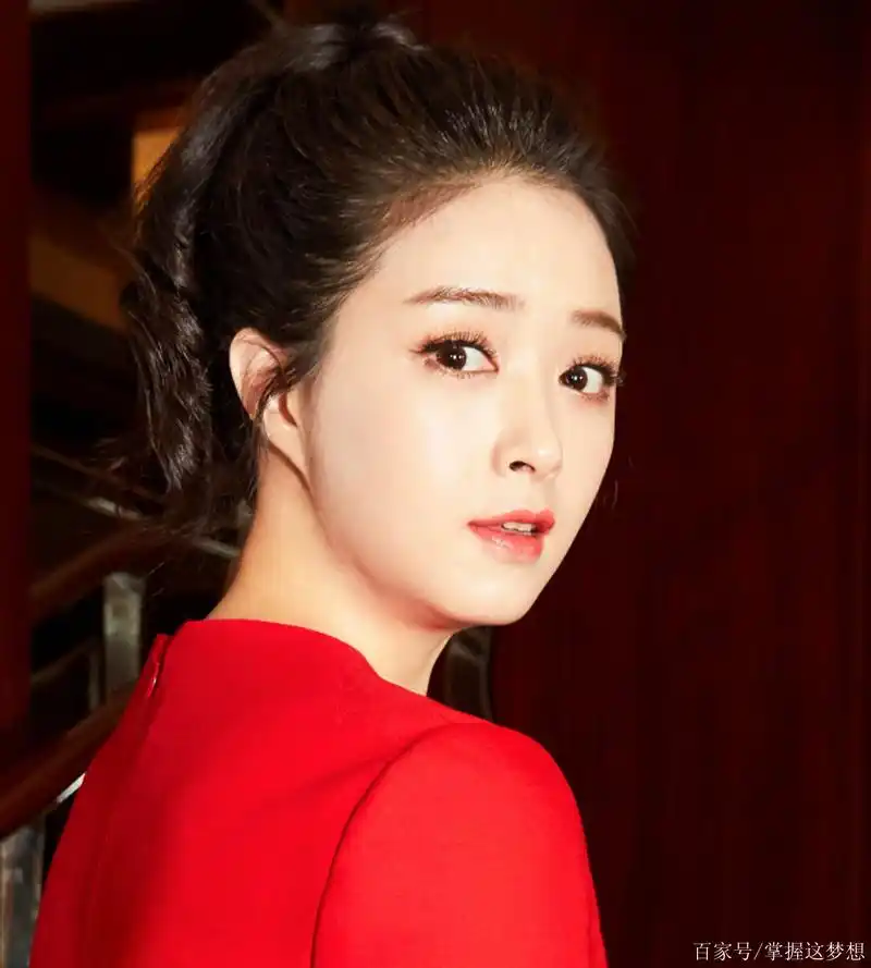 说到蒋欣大家第一反应就是"华妃"和"樊胜美"了,蒋欣其实16岁就出道了