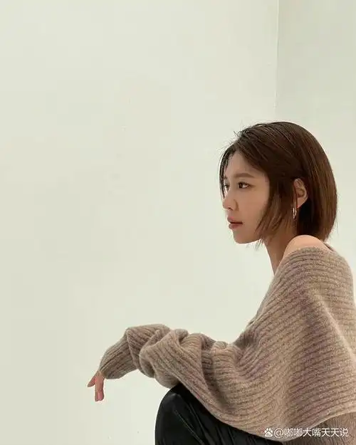 32岁韩国女星,少女时代成员,演员崔秀英,剪了过肩的短发,与平时完全不