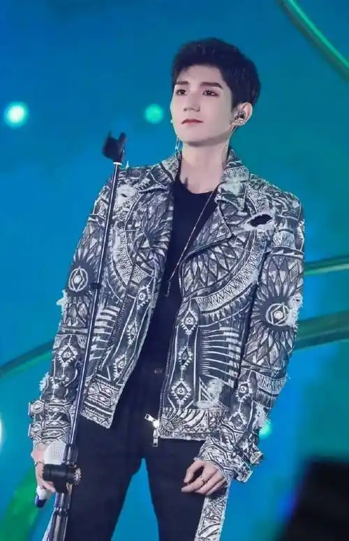 王源挑战"烟熏妆",小可爱秒变霸气少年_形象_因为_流量