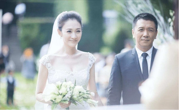 再加上那位"给你五个亿随意花"的老公,使得她的生活既美满又幸福,令人