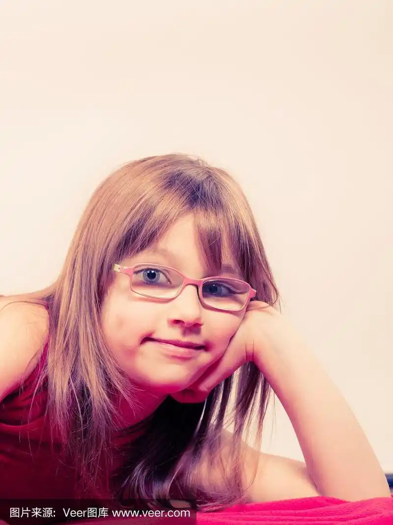 戴眼镜的女孩的肖像