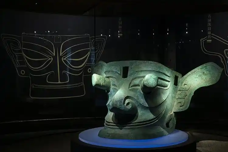 出土于三星堆2号"祭祀坑"的青铜纵目面具 新华网图