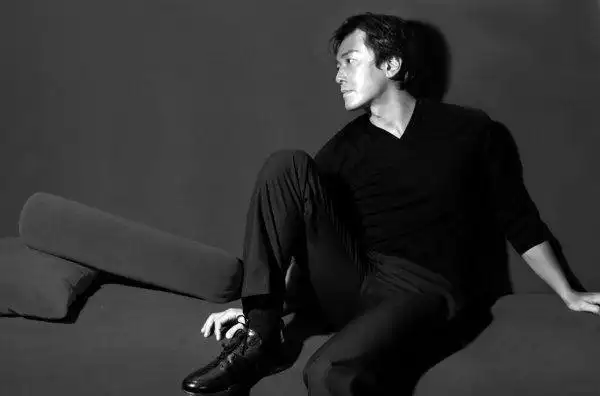 简介:郑伊健早年帅气写真图片,分享一组郑伊健图片给大家,图中的明星