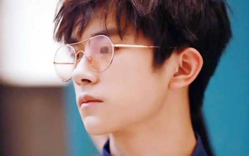 易烊千玺侧颜帅气高清图片壁纸