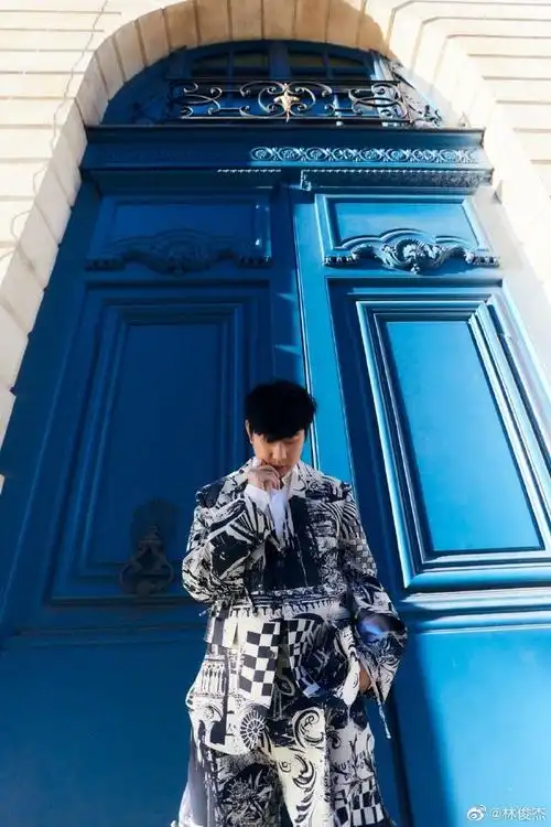 去年帅哥@林俊杰在巴黎的街拍今年会是什么造型呢?好期待!