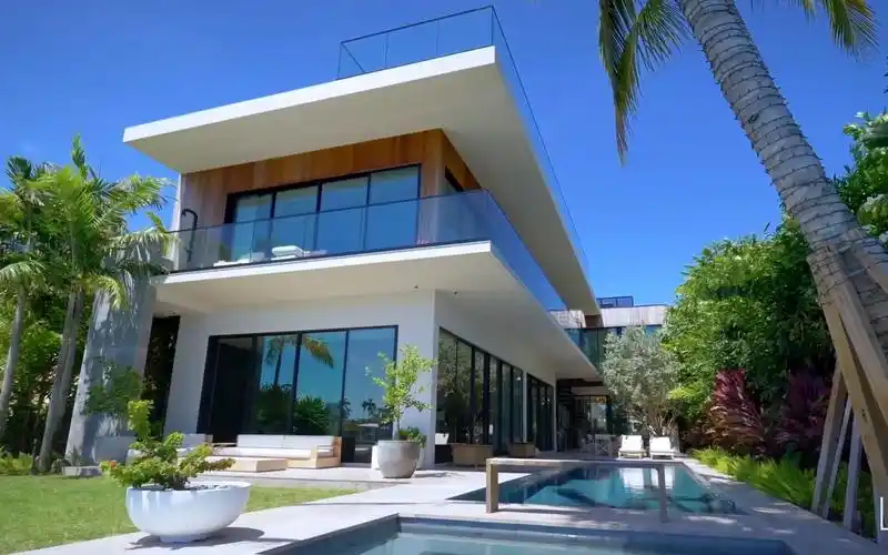 位于佛罗里达州迈阿密海滩的一座全新现代海滨豪宅|609 e dilido dr