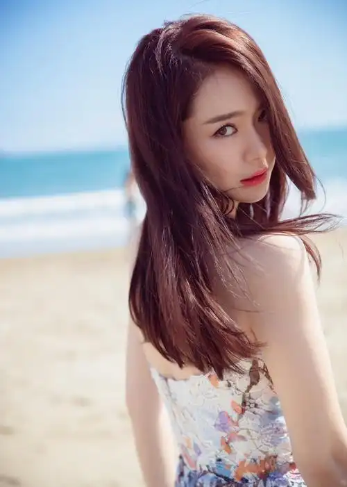 戚薇着抹胸裙海边照片曝光 颜值爆表皮肤白的发光