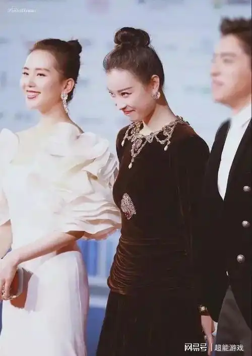 刘诗诗穿小白裙美丽天鹅颈同框穿小黑裙的倪妮太养眼了