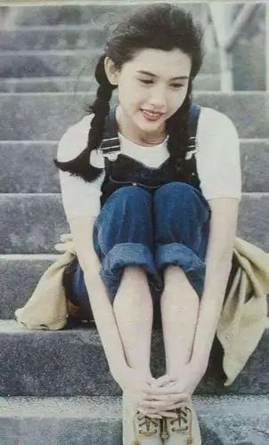 邱淑贞与王祖贤一样,是惊艳了岁月的大美人,性感的时候一个眼神久让
