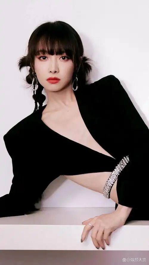 宋茜新年写真美照:深v露腰黑裙,火辣曼妙,秀出性感小蛮腰
