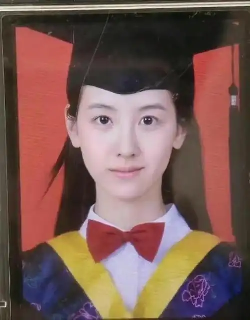 女明星毕业学士服,吴倩俏皮,沈月可爱,看到神仙姐姐,太仙了!