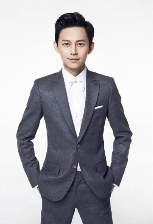 故事中的重要角色还有何炅的邻居,一对和蔼可亲的老夫妇.