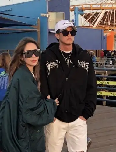 萧亚轩与新男友黄皓游玩,大方挽手亲密互动撒狗粮