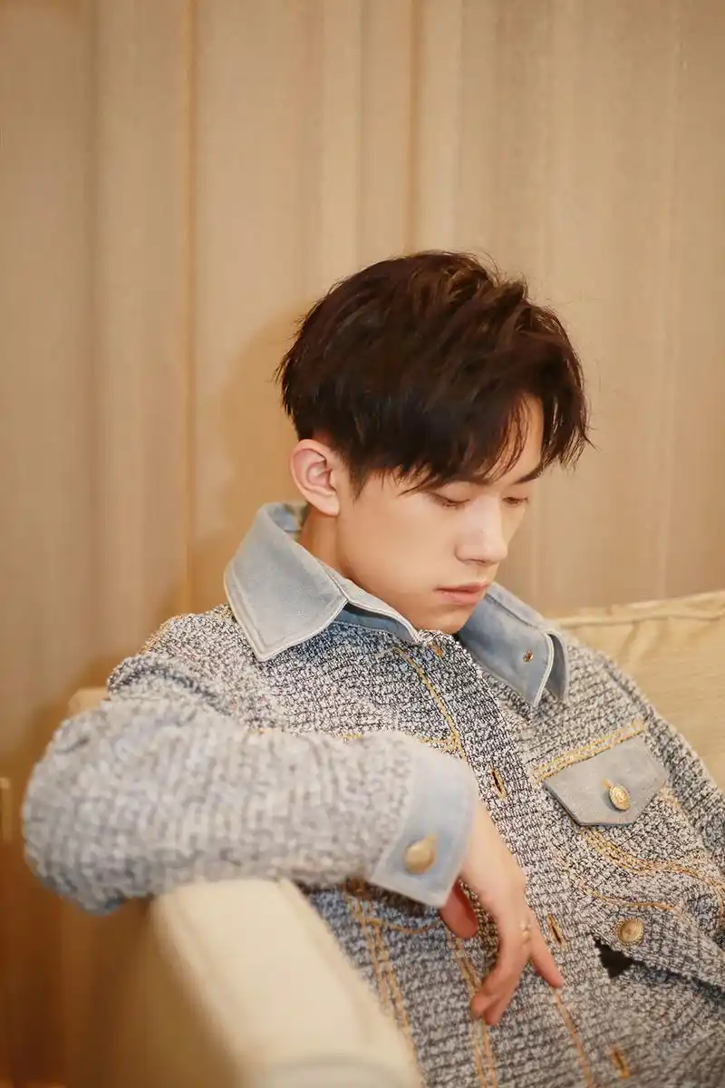 易烊千玺亮相格莱美世界舞台展东方少年面孔