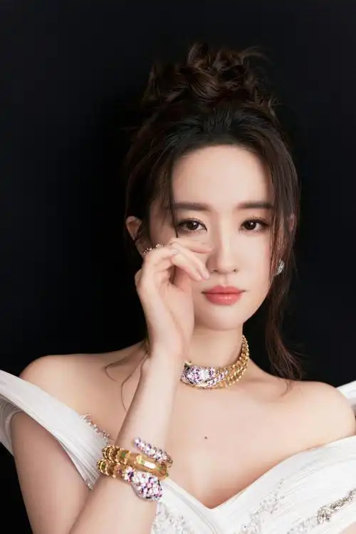刘亦菲  in  bvlgari    今晚全球品牌代言人佩戴的珠宝同样值得关注