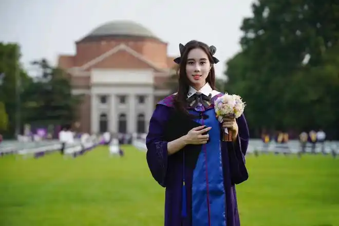 赌王小女儿清华硕士毕业穿学士服气质似校花何猷君赞妹妹学霸