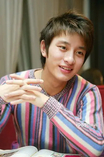 小电君特别为大家奉献2006年2月贾乃亮接受专访的照片,2006年22岁的