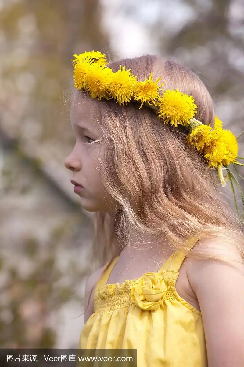 小女孩的侧面肖像在蒲公英花环