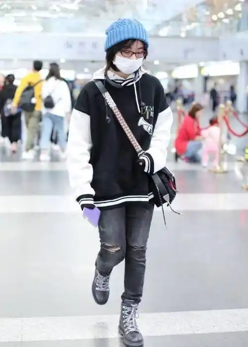 张子枫机场终于不穿阔腿裤了,戴针织帽配马丁靴,冬季风模式太酷_蓝色