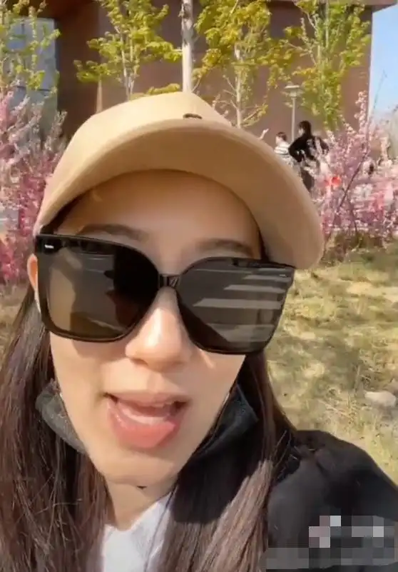 张小斐素颜皮肤细腻紧致脸上看不见粗大毛孔却被指差点认不出