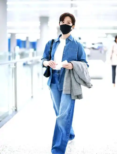 陈数现身机场,身穿牛仔衬衫搭配阔腿牛仔裤,简洁大方,体现气质!