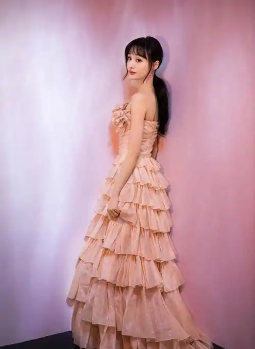 郑爽终于惊艳一回,穿粉色蝴蝶结露背长裙温婉优雅,锁骨真迷人!