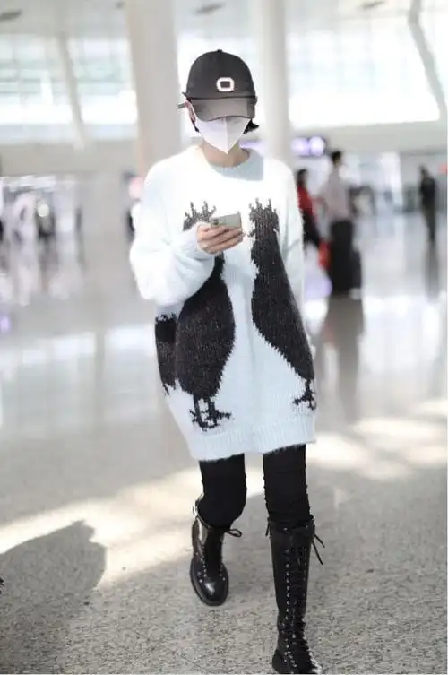唐艺昕都当妈了却依旧像个孩子穿一身公鸡毛衣现身机场真可爱