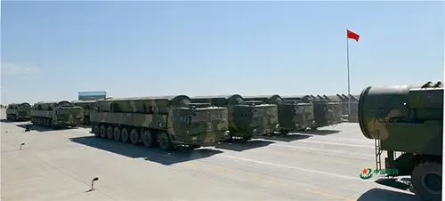 在建军90周年阅兵式上,采用高机动特种越野车底盘的东风-31ag成为此次