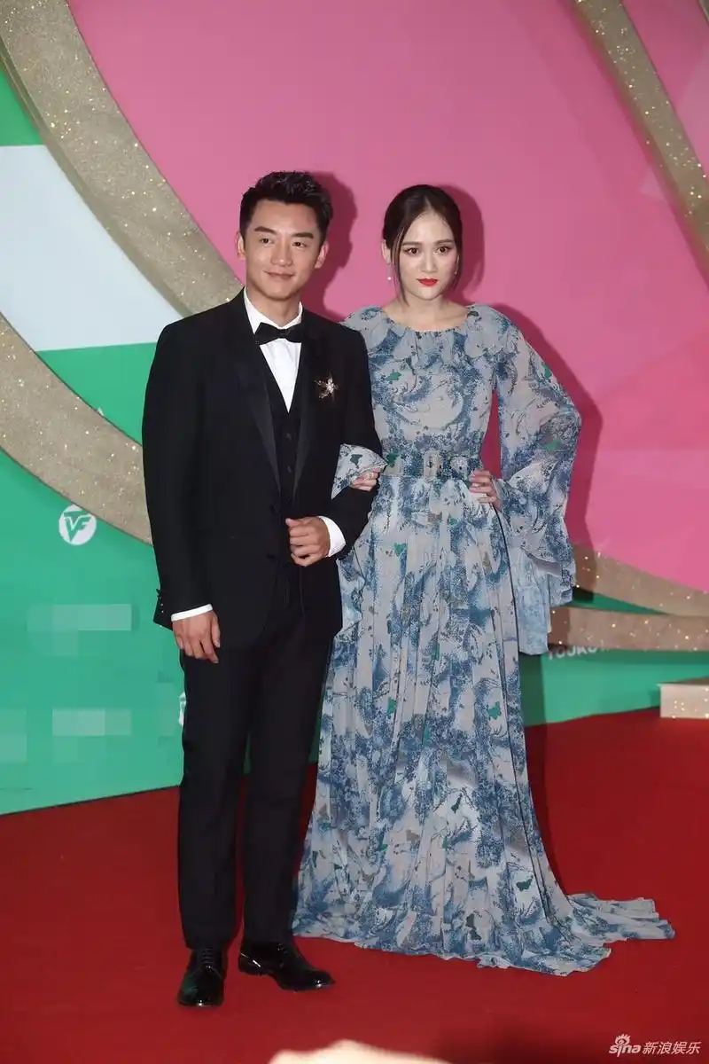 组图:陈乔恩牵手郑恺亮相 一袭蓝色束腰纱裙优雅飘逸_高清图集_新浪网