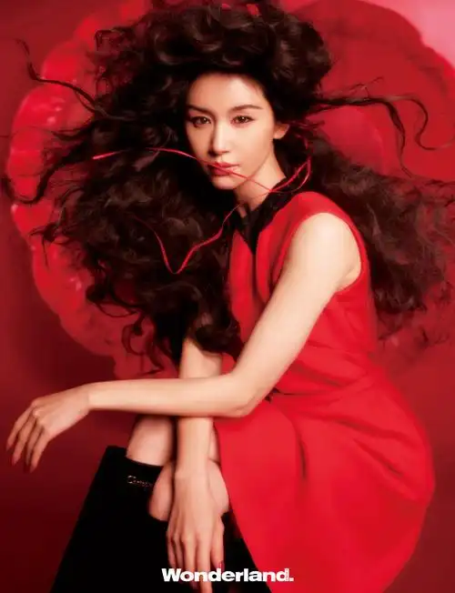 文新风格#@王子文ava《wonderland》 封面大片释出,爆炸头可爱又洋气